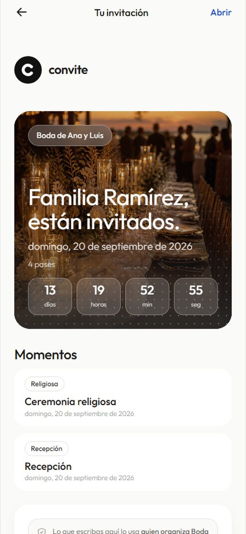 La invitación de Camila Reyes a la boda de Sofía y Eduardo, abierta en un celular.
